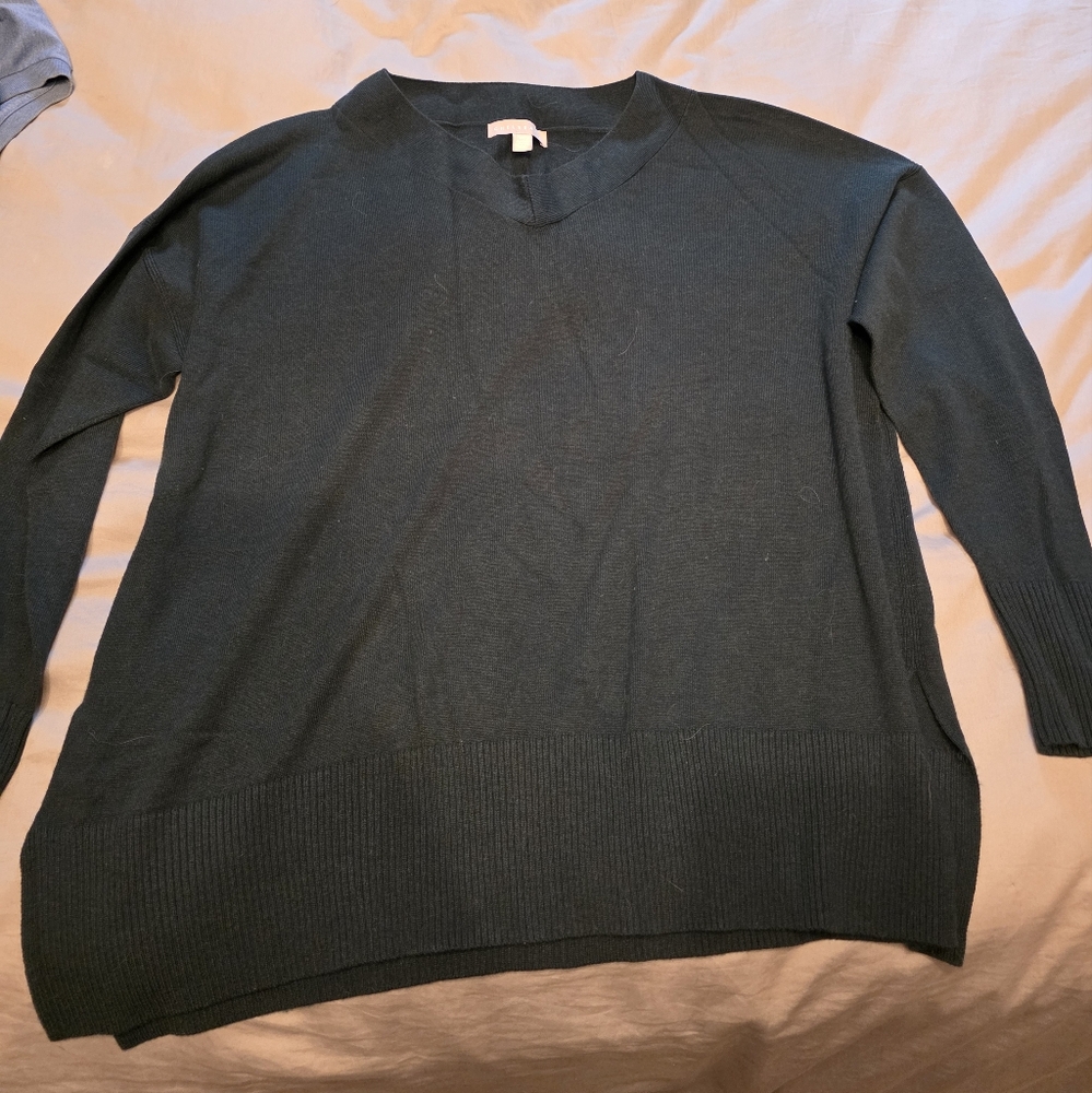 Chelsea28 Dark Green V-Neck Sweater Elegant and Versatile